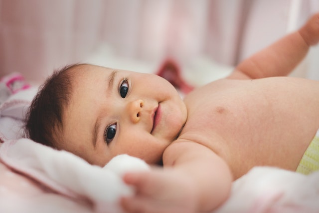 Šta beba sve sazna i nauči u prvim mesecima po rođenju?